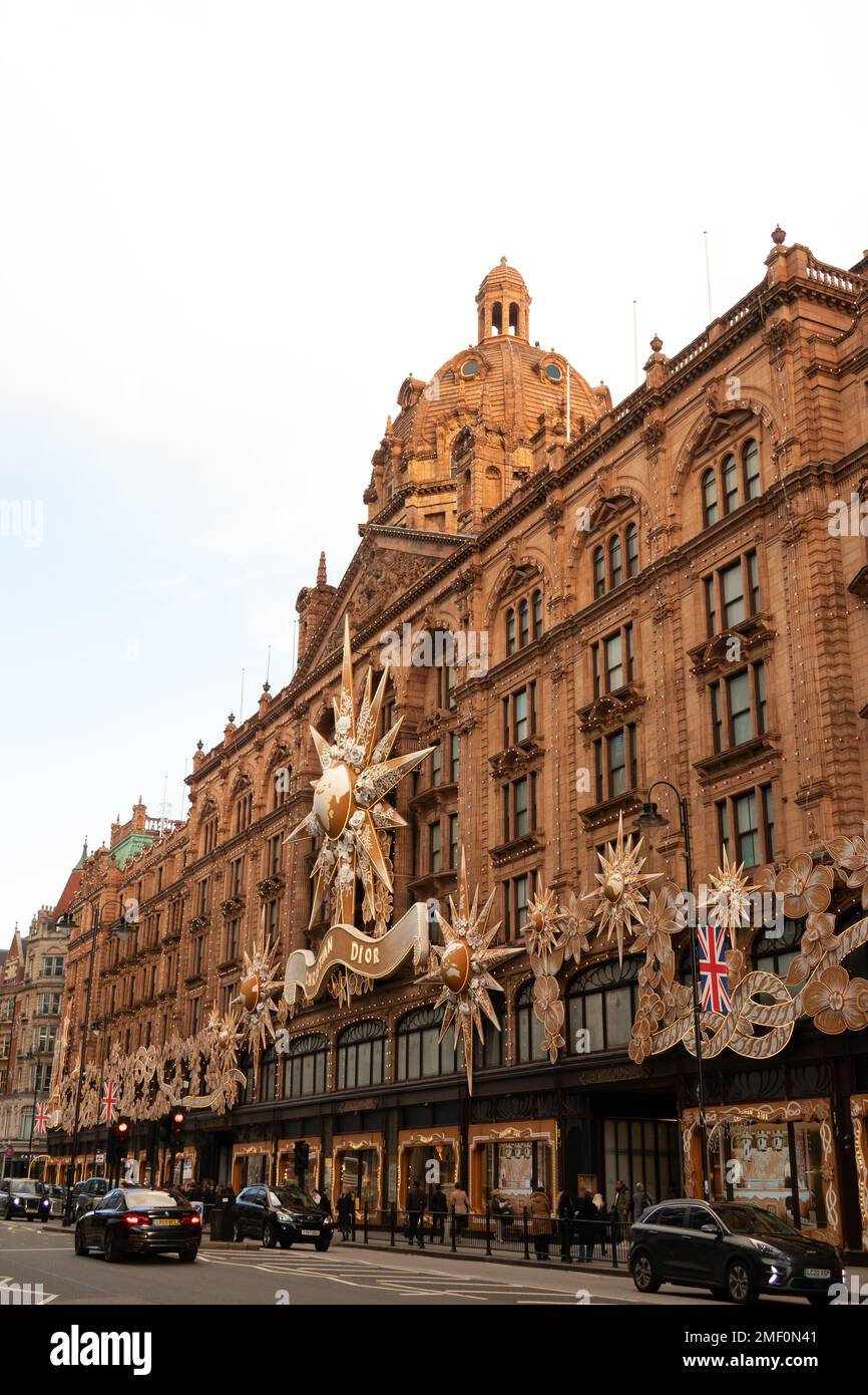 Harrods an der Cromwell Road London mit Weihnachtsausstellung außen Stockfoto