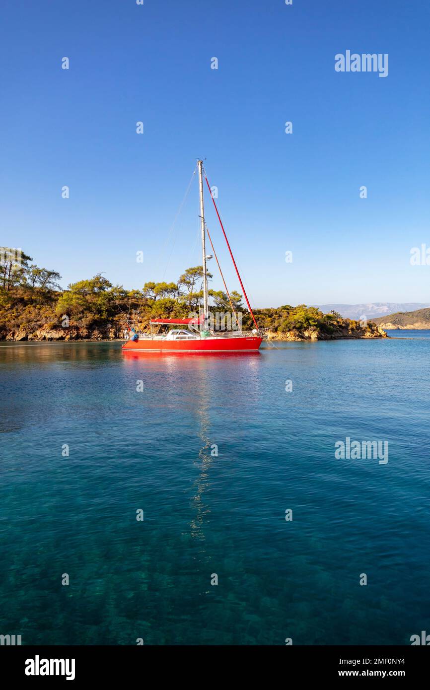 Rotes Segelboot vor Anker in der Bucht von Gokova, Türkei Stockfoto
