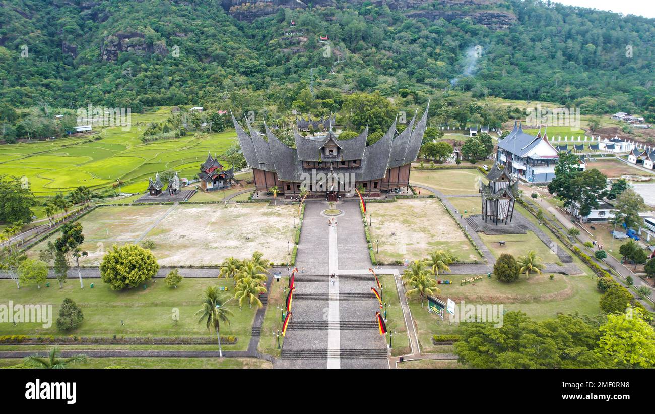 Blick aus der Vogelperspektive auf Istano Baso Pagar Ruyung, ein historisches Gebäude mit traditionellem Minangkabau-Design am Tanah Datar. Rumah Gadang Istana Basa Pagaruyung. Stockfoto