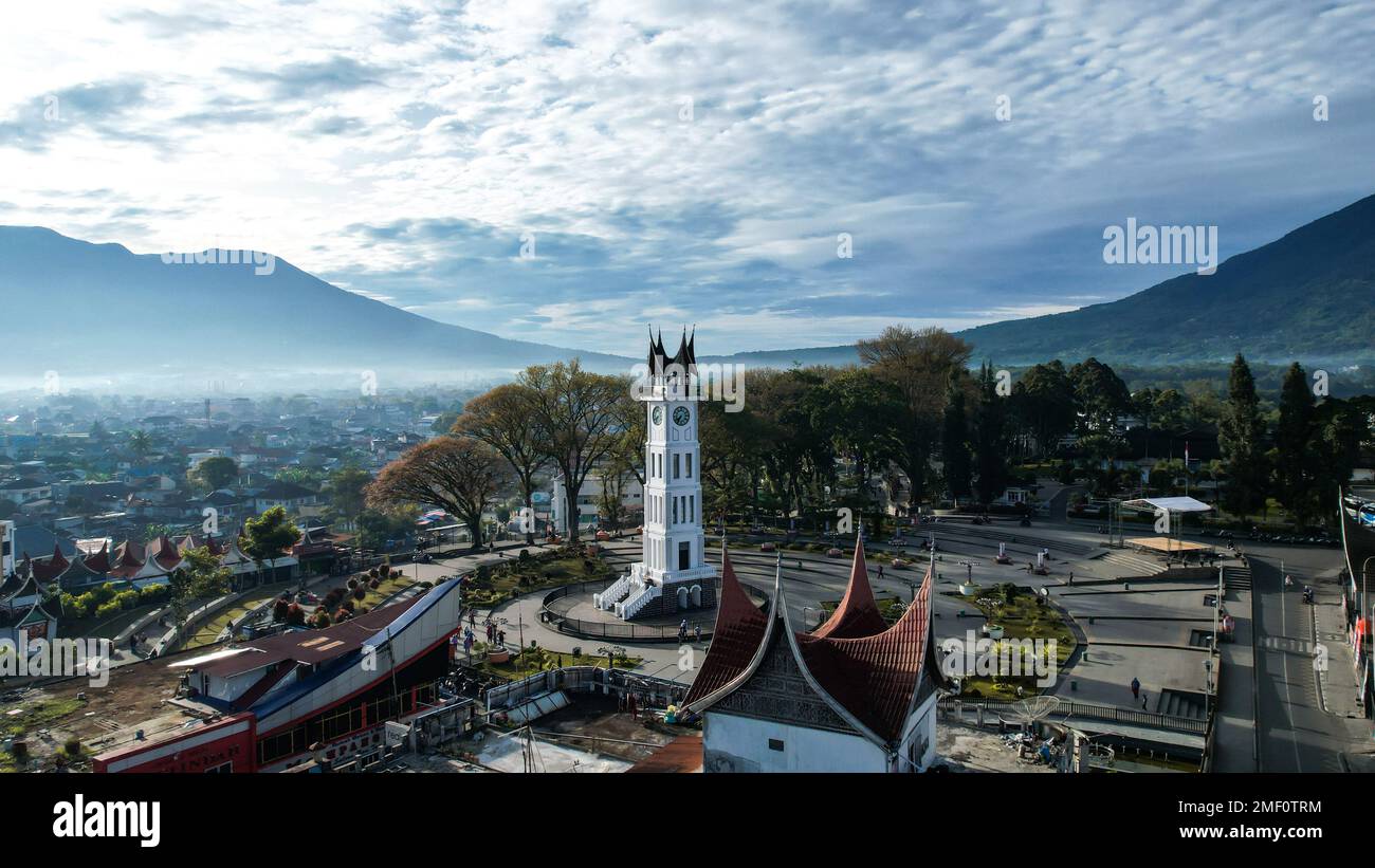 Aus der Vogelperspektive sehen Sie Jam Gadang, ein historisches und berühmtes Wahrzeichen der Stadt Bukittinggi, ein Symbol der Stadt und das meistbesuchte Touristenziel Stockfoto