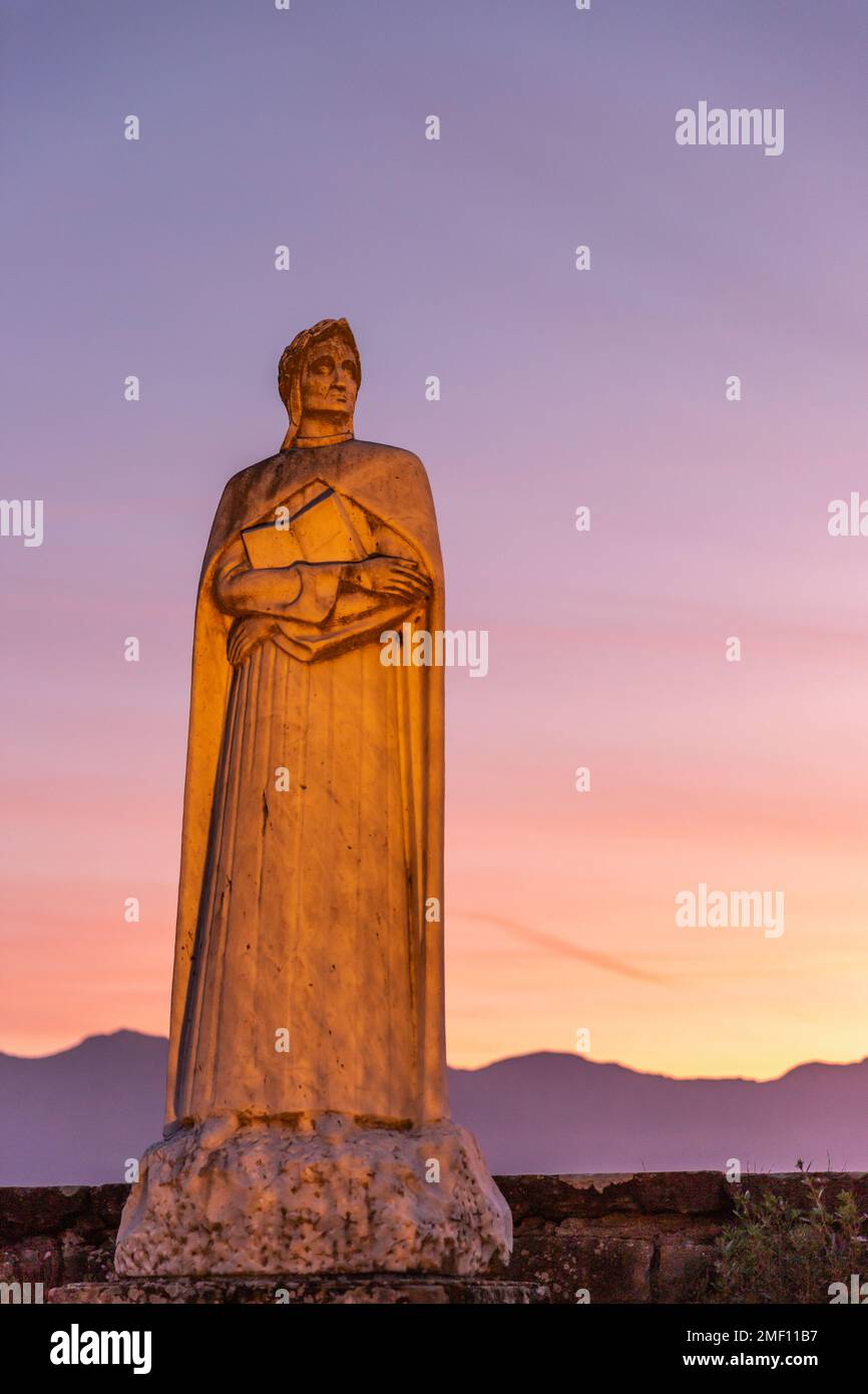 Statue von Dante Alighieri bei Sonnenaufgang im Dorf Mulazzo, Toskana, Italien. Stockfoto