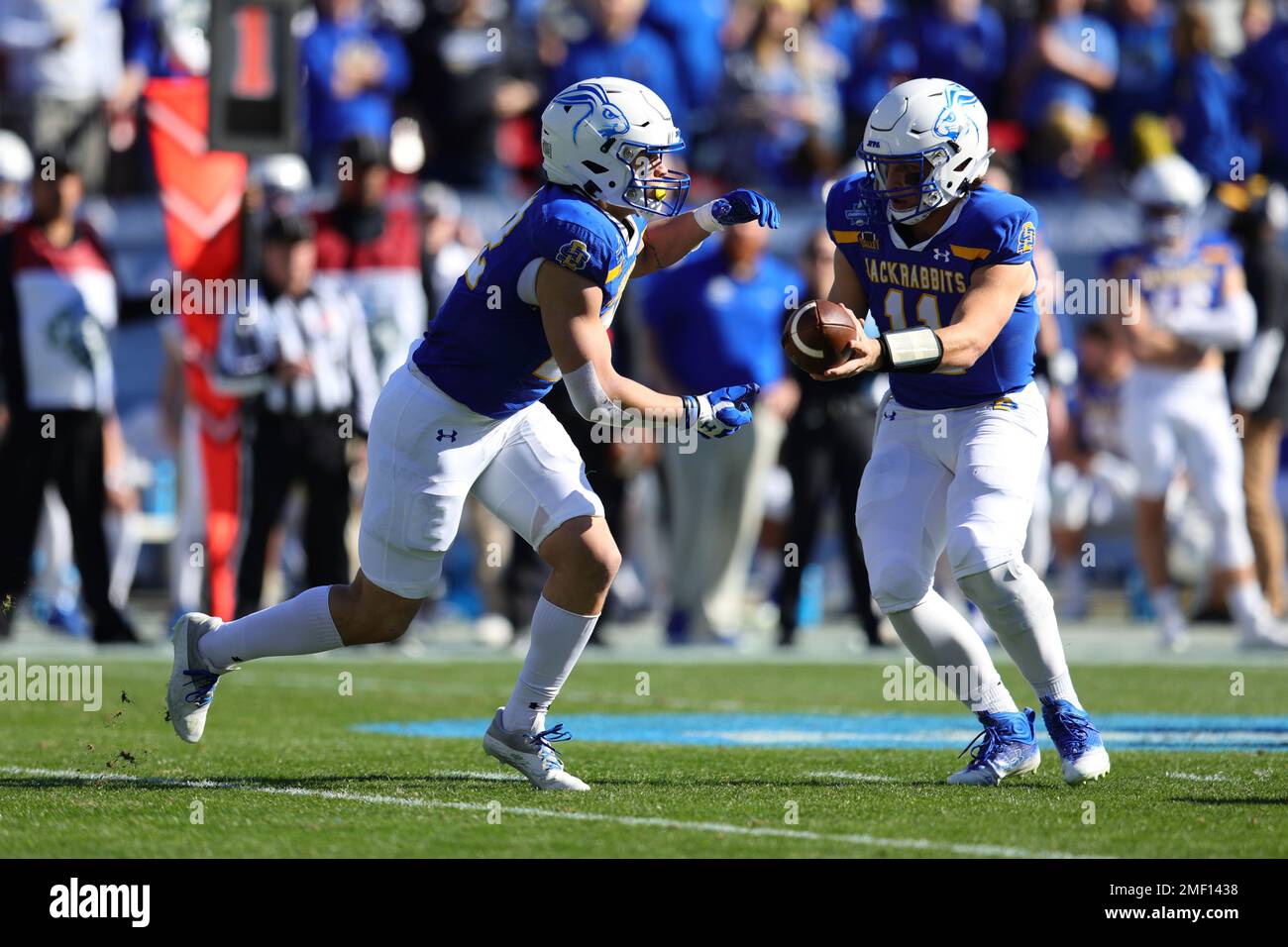 South Dakota State Jackrabbits Quarterback Mark Gronowski (11) gibt den Ball im ersten Quartal der 2023 Jahre an Running Back Isaiah Davis (22) ab Stockfoto