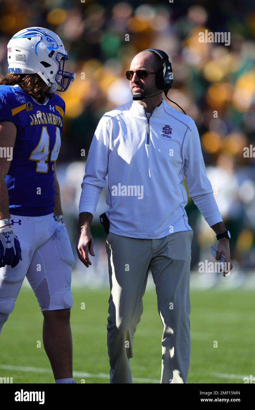 South Dakota State Jackrabbits Wide Receivers Coach Josh Davis spricht im zweiten Quartal des NCAA Divi 2023 mit Kevin Brenner (44) Stockfoto