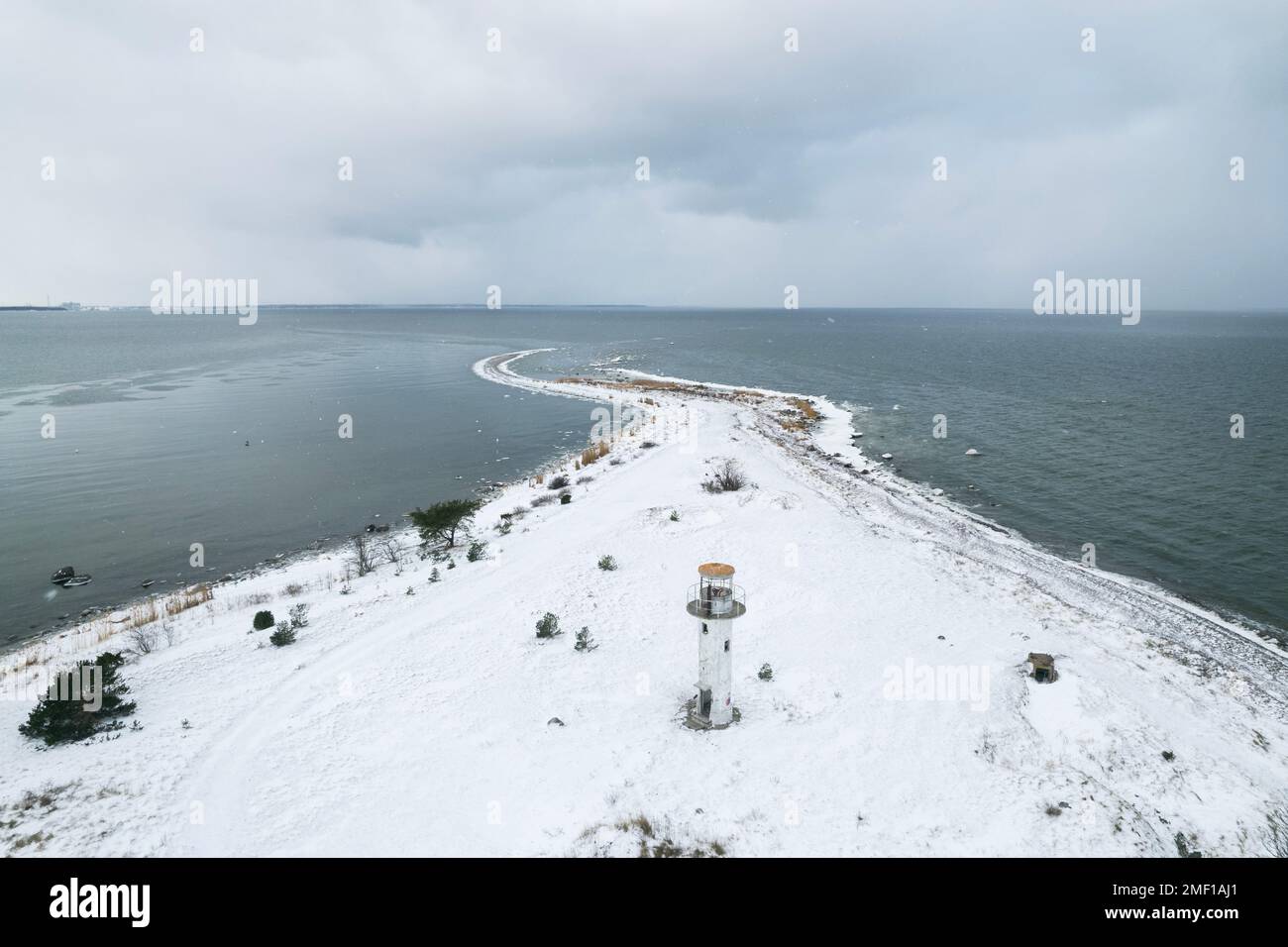 Grauer Ostseeküste in Estland mit einem kleinen verlassenen Leuchtturm Stockfoto