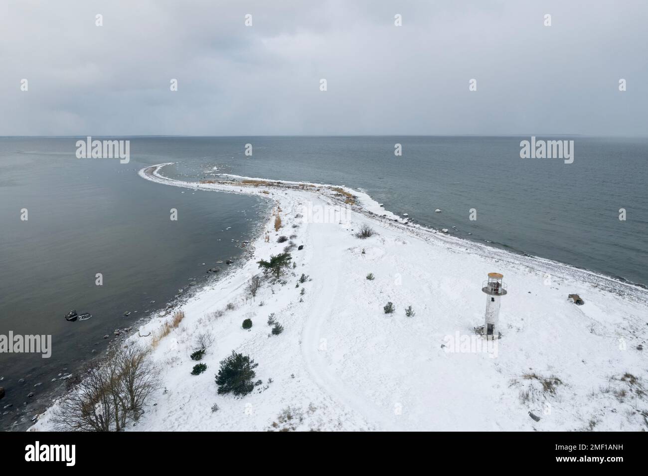 Grauer Ostseeküste in Estland mit einem kleinen verlassenen Leuchtturm Stockfoto