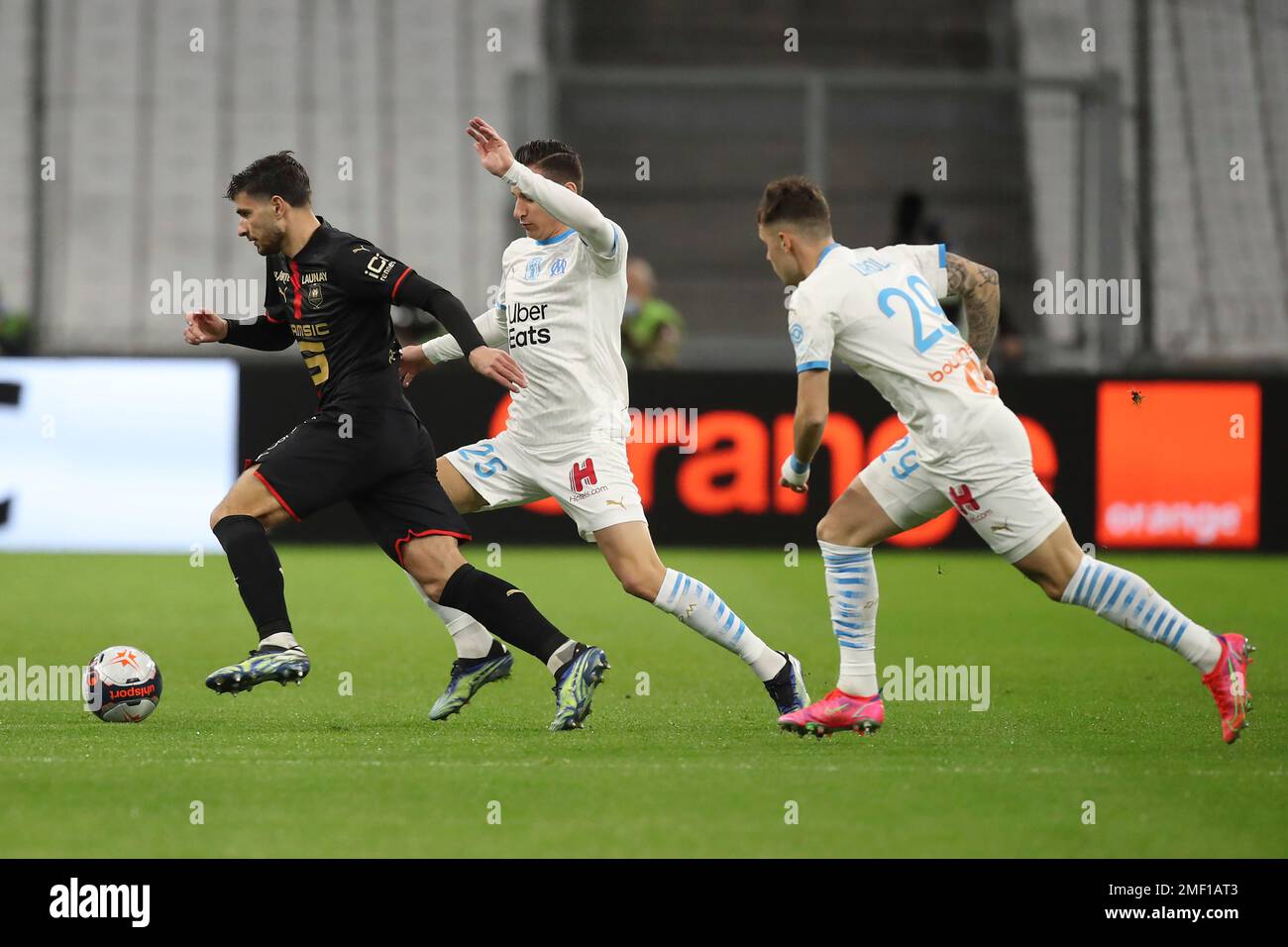 Rennes' Martin Terrier, left, fights for the ball with Marseille's Yuto Nagatomo, center, during the French League One soccer match between Marseille and Rennes at the Stade Velodrome in Marseille, southern France, Wednesday March 10, 2021. (AP Photo/Daniel Cole) Stockfoto
