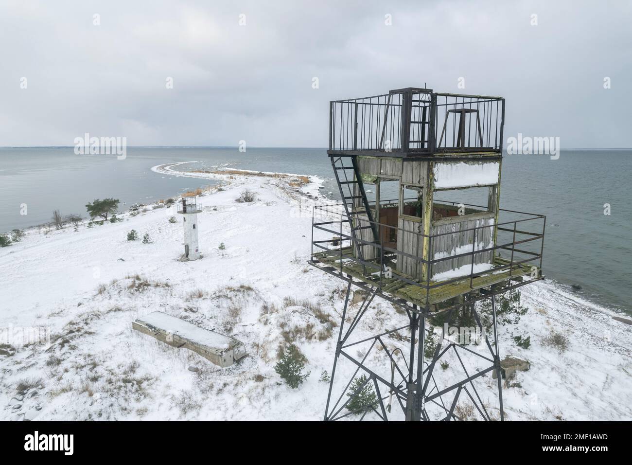 Grauer Ostseeküste in Estland mit einem verlassenen sowjetischen Wachturm Stockfoto