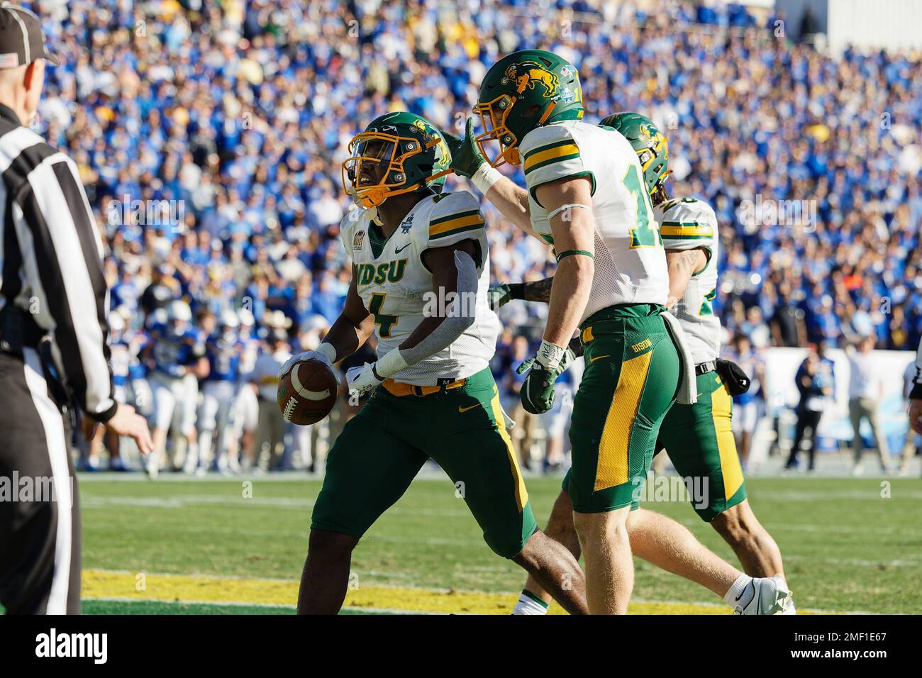 North Dakota State Bisons Running Back Kobe Johnson feiert seinen 9-Yard-Touchdown-Lauf, bei dem im vierten Quartal noch 13:44 übrig sind, um NDSU 2 zu erreichen Stockfoto