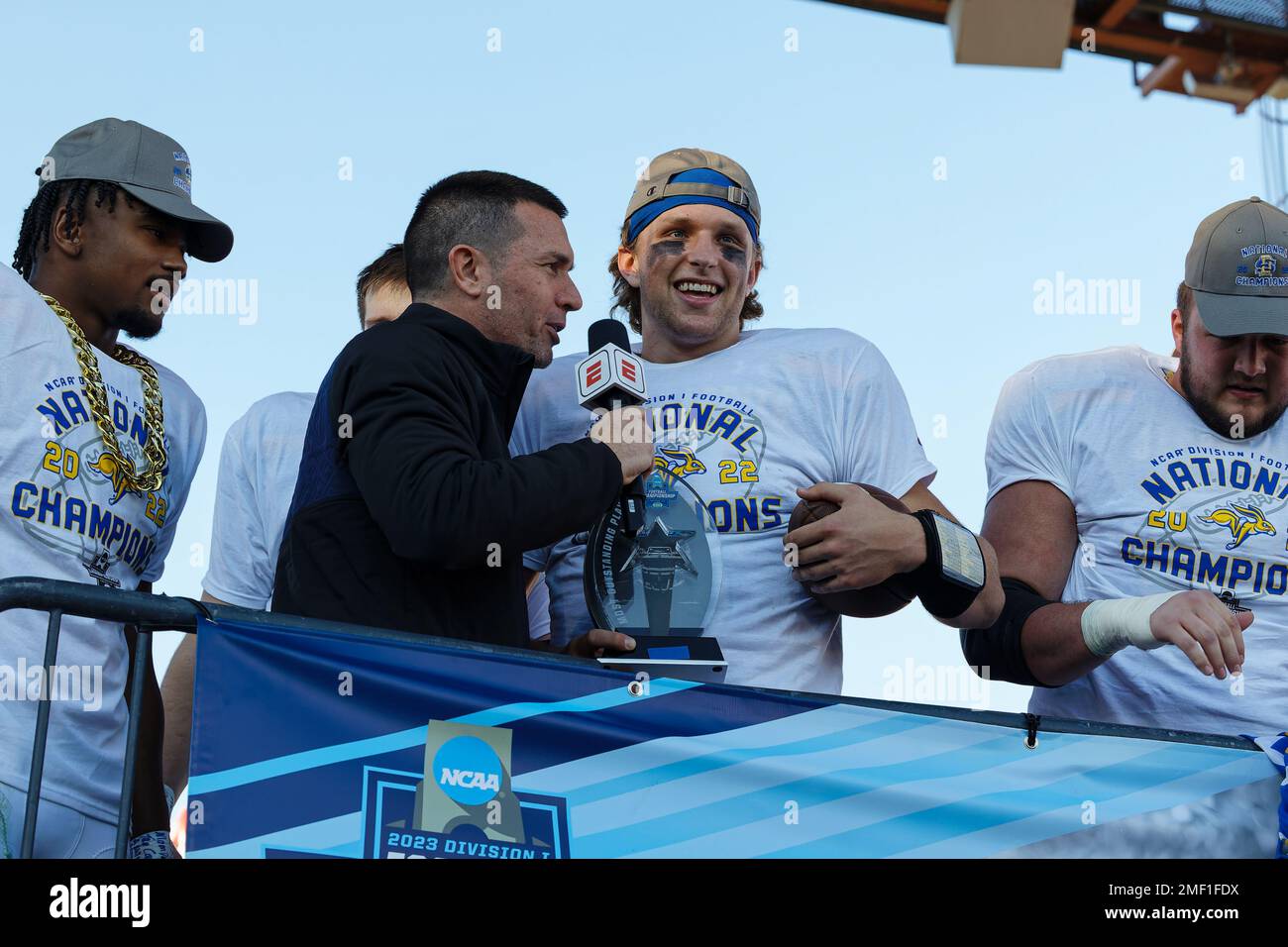 Der Quarterback Mark Gronowski der South Dakota State Jackrabbits wird