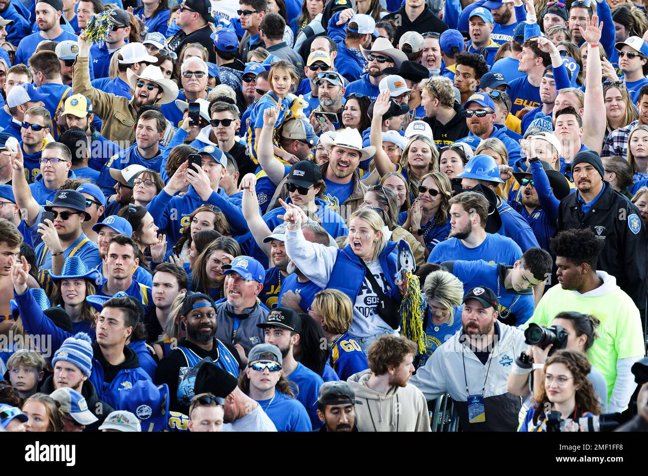 Die Fans der South Dakota State Jackrabbits sehen vom Spielfeld aus zu, wenn die Spieler nach dem SDSU-Sieg 45-21 die Trophäe der nationalen Meisterschaft erhalten Stockfoto