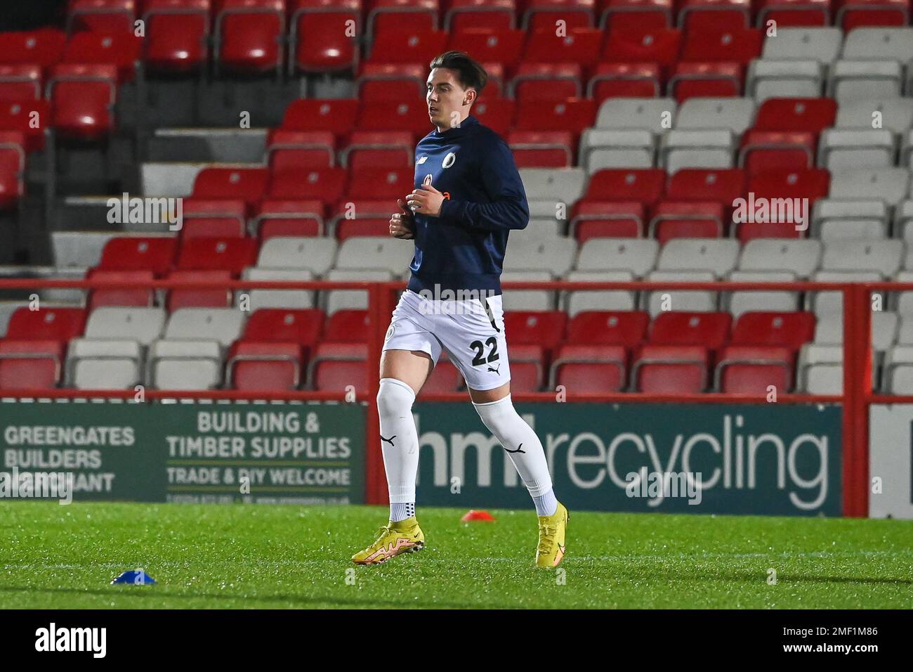 Cameron Coxe #22 von Boreham Wood während der Aufwärmphase vor dem Emirates FA Cup Replay-Spiel Accrington Stanley vs Boreham Wood im Wham Stadium, Accrington, Großbritannien, 24. Januar 2023 (Foto von Craig Thomas/News Images) Stockfoto