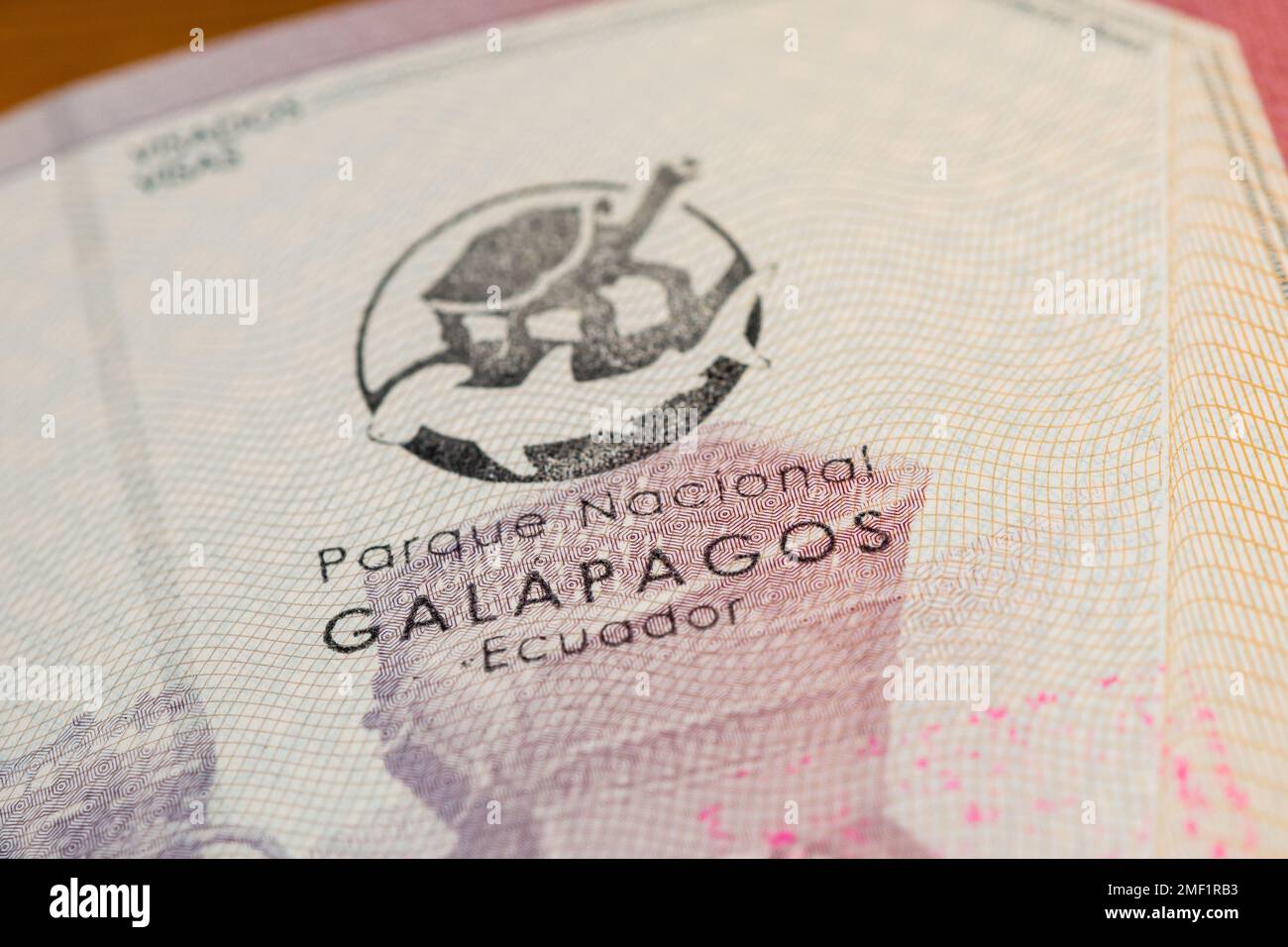 Passstempel von den Galapagos-Inseln auf einem spanischen Pass. Oktober 2022 Stockfoto