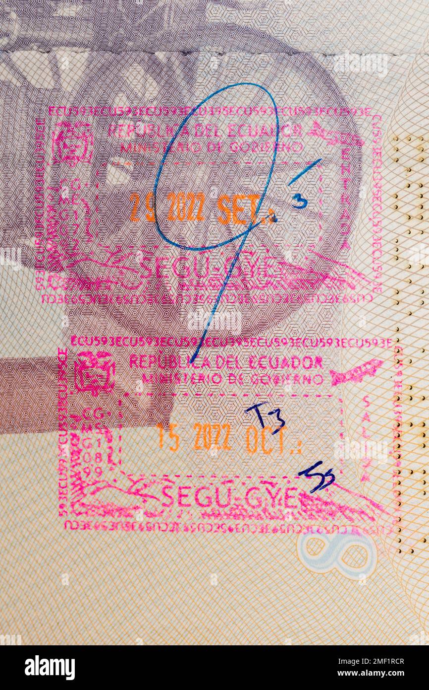 Stempel des Zollpasses aus Ecuador auf einem spanischen Pass. Oktober 2022 Stockfoto