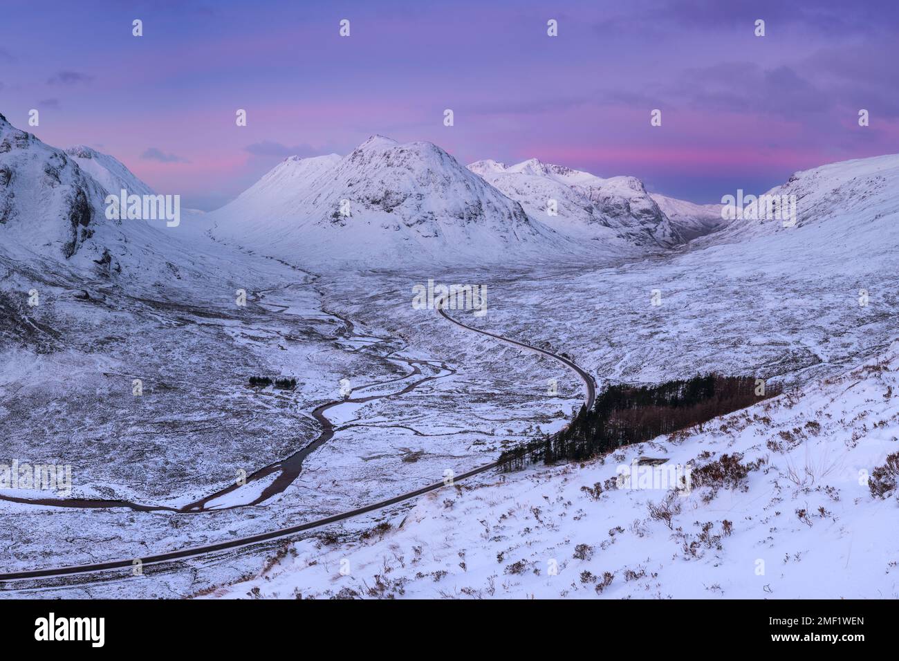 Gewundene Straße A82 führt durch das Tal von Glencoe mit wunderschöner Berglandschaft bei Sonnenaufgang. Scottish Highlands, Großbritannien. Stockfoto
