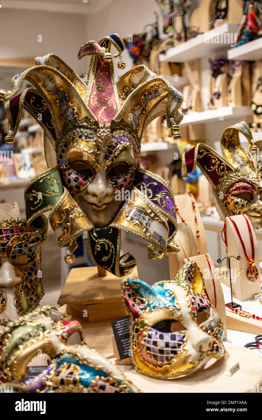 Dekorative handgefertigte venezianische Gesichtsmasken zum Verkauf im Geschäft, Venedig, Italien. Stockfoto
