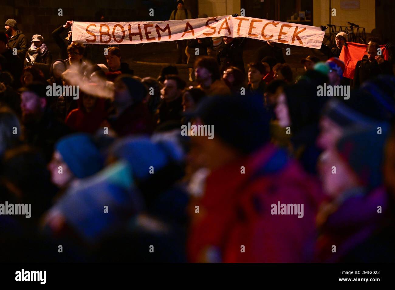 Nachod, Tschechische Republik. 24. Januar 2023. Gegner des tschechischen Präsidenten Milos Zeman halten während seines Treffens mit der Öffentlichkeit in Nachod, Tschechische Republik, am 24. Januar 2023 ein Banner mit einem Slogan, der ihn kritisiert. Kredit: David Tanecek/CTK Photo/Alamy Live News Stockfoto