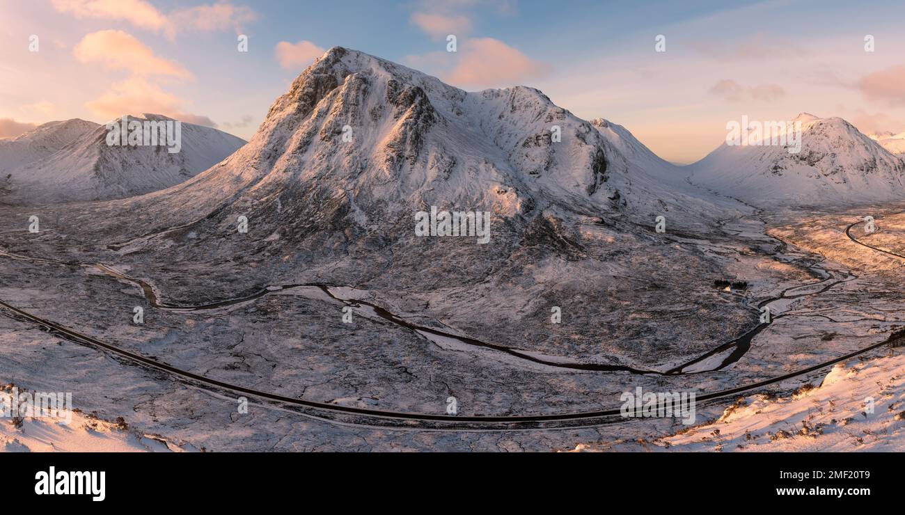 Panoramablick auf die schneebedeckten Berge von Glencoe bei Sonnenaufgang. Buachaille Etive Mor, Scottish Highlands, Großbritannien. Stockfoto