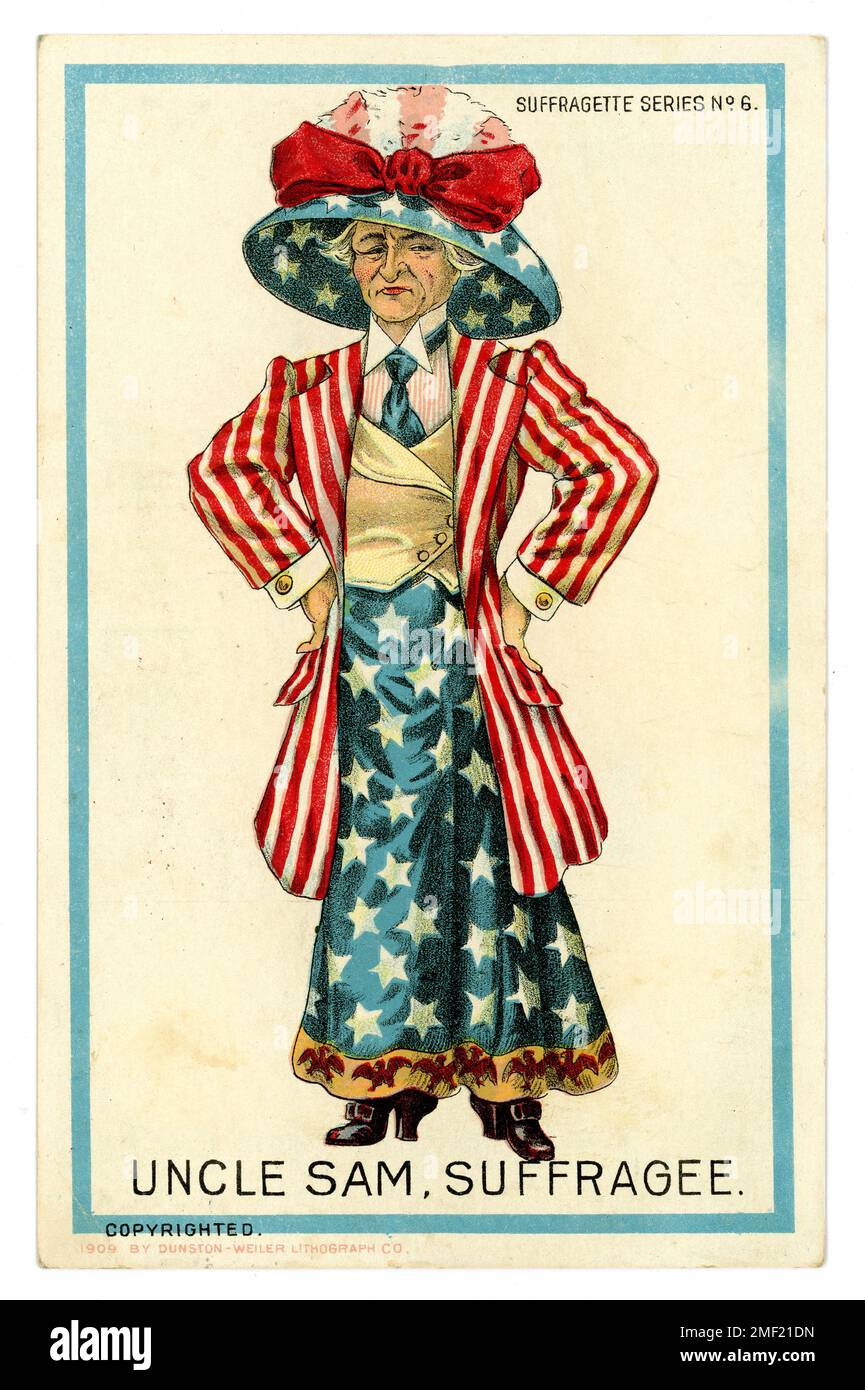 Original illustrierte amerikanische Postkarte von „Uncle Sam Suffragee“, einem Anti-Suffragette mit Uncle Sam, Amerikas beliebtestem Symbol, verkleidet als Frau, sauber rasiert ohne Bart, mit langem Mantel und Rock und großem Hut mit Stern- und Streifendesign. Die Schlussfolgerung ist, dass Onkel Sam und die Männlichkeit von den Suffragetten enttarnt werden. Suffragette Serie Nr. 6 veröffentlicht von Dunston-Weiler Lithographic Co. Im Jahr 1909. USA. Stockfoto