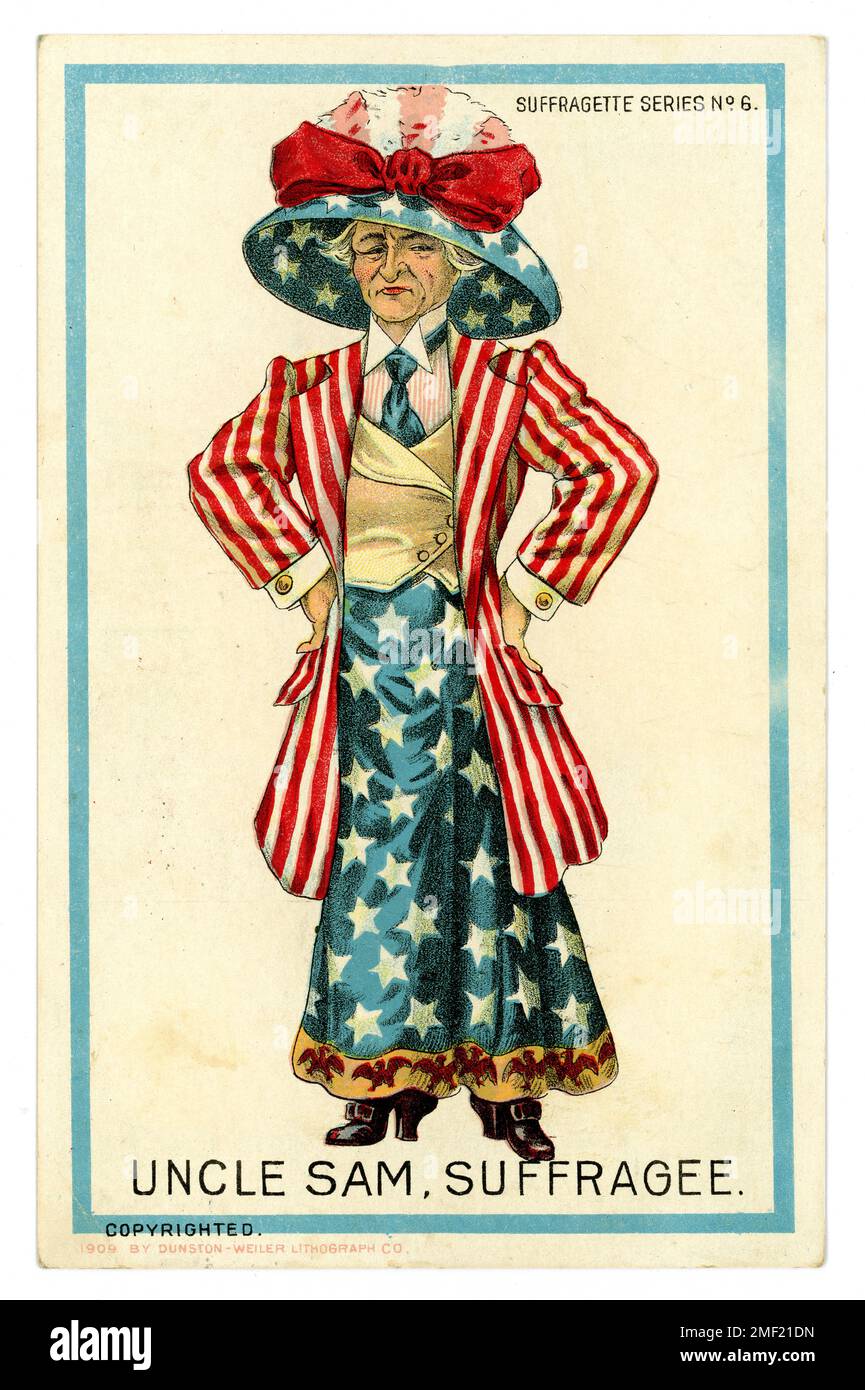 Originale illustrierte amerikanische Postkarte von „Uncle Sam Suffragee“, einem Anti-Suffragette, der Onkel Sam, Amerikas populärstes Symbol darstellt, als Frau verkleidet, ohne Bart rasiert, mit langem Mantel und Rock und großem Hut mit Sternen- und Streifenmuster. Die Schlussfolgerung ist, dass Onkel Sam und Männlichkeit von den Suffragetten entmannt werden. Suffragette-Seriennr 6 Veröffentlicht von Dunston-Weiler Lithographic Co. Im Jahr 1909. USA. Stockfoto