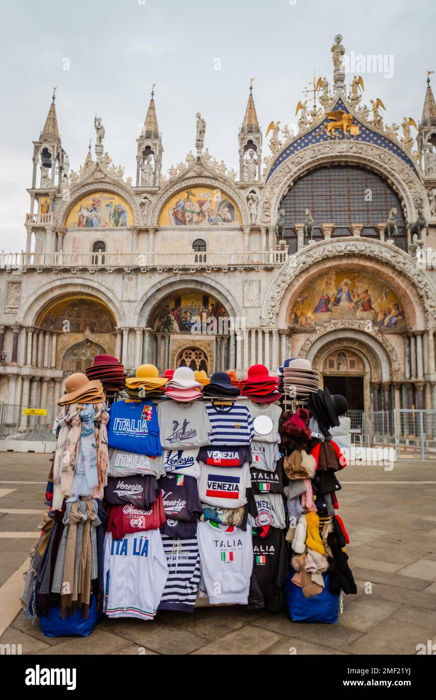 Souvenir-T-Shirt-Stand vor der Basilika San Marco, Venedig, Italien. Stockfoto