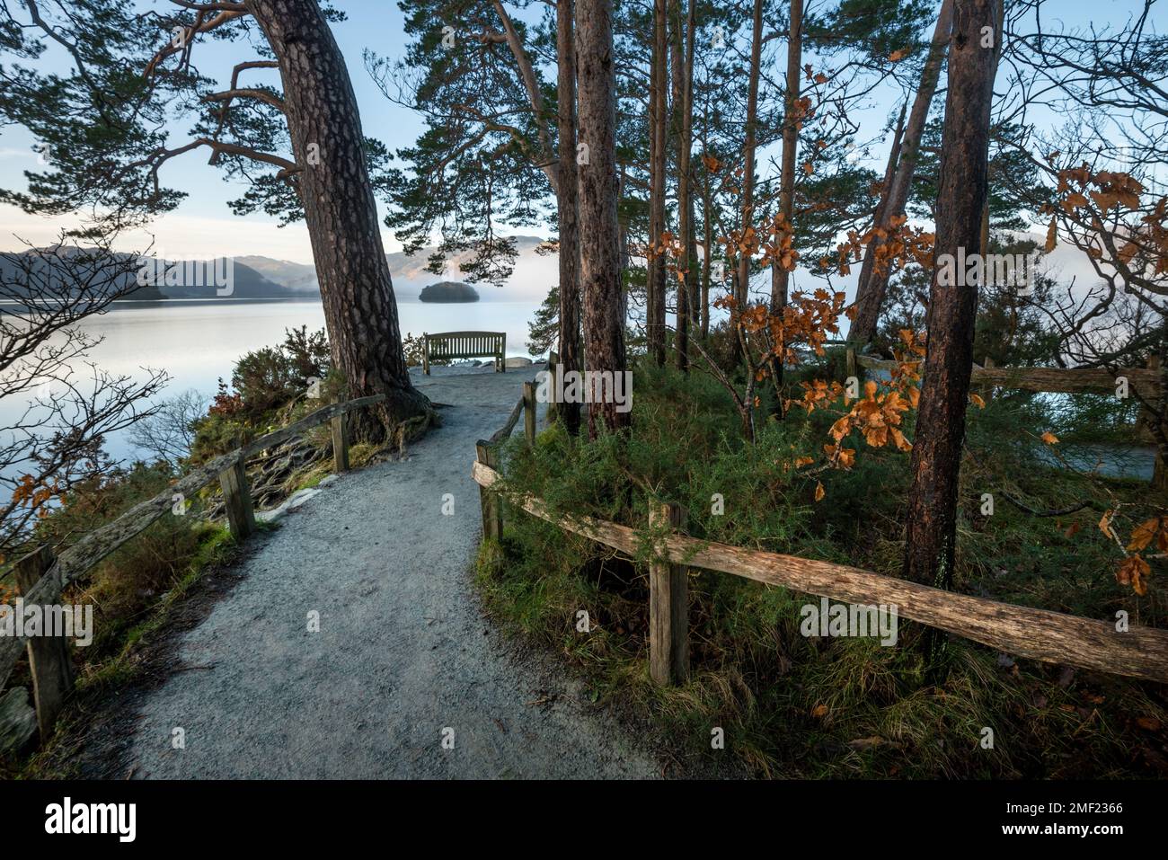 Ruhige Holzbank mit wunderschönem Blick auf Derwentwater im Lake District, Großbritannien. Stockfoto