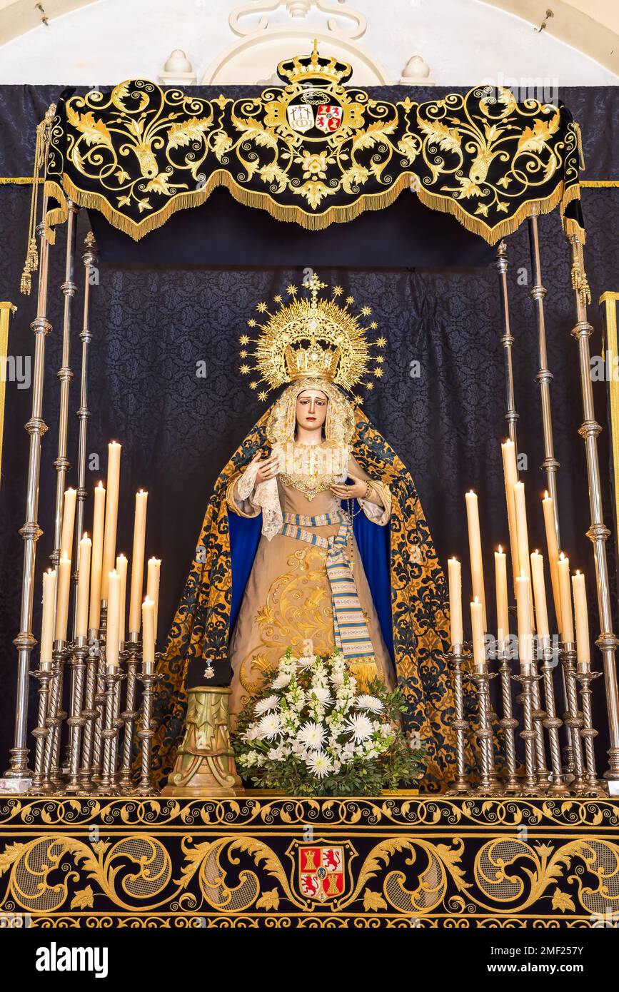 Paso de Semana Santa (Plattform oder Thron) der Muttergottes der Einsamkeit (Nuestra Señora de la Soledad) im Inneren der sie Stockfoto