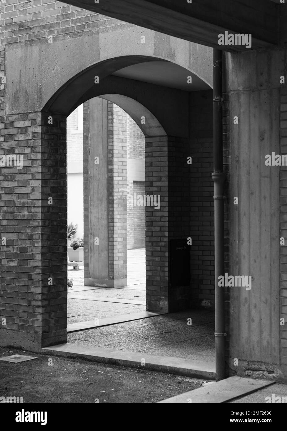 Architektonische Details des Appartementgebäudes im brutalistischen Stil in Venedig, Italien Stockfoto