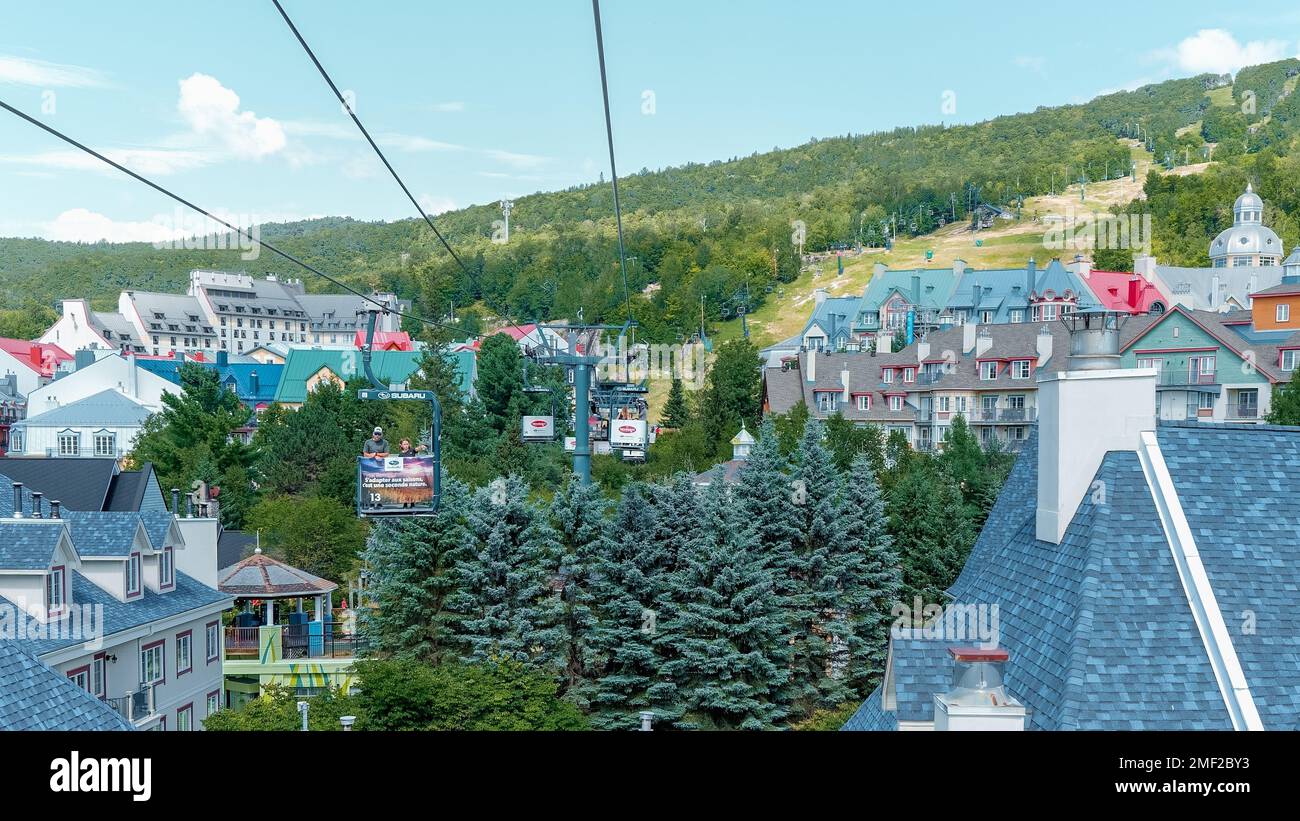 Im Sommer bietet sich ein Blick auf das Skigebiet Mont Tremblant mit der Seilbahn. Blick auf das Skigebiet von der offenen Seilbahn. Mont-Tremblant, Quebec, Kana Stockfoto
