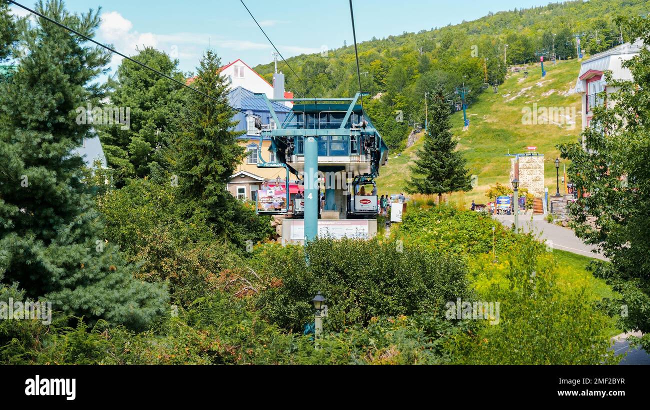 Im Sommer bietet sich ein Blick auf das Skigebiet Mont Tremblant mit der Seilbahn. Blick auf das Skigebiet von der offenen Seilbahn. Mont-Tremblant, Quebec, Kana Stockfoto