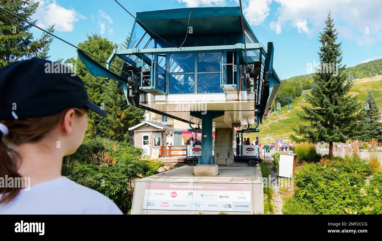 Im Sommer bietet sich ein Blick auf das Skigebiet Mont Tremblant mit der Seilbahn. Blick auf das Skigebiet von der offenen Seilbahn. Mont-Tremblant, Quebec, Kana Stockfoto