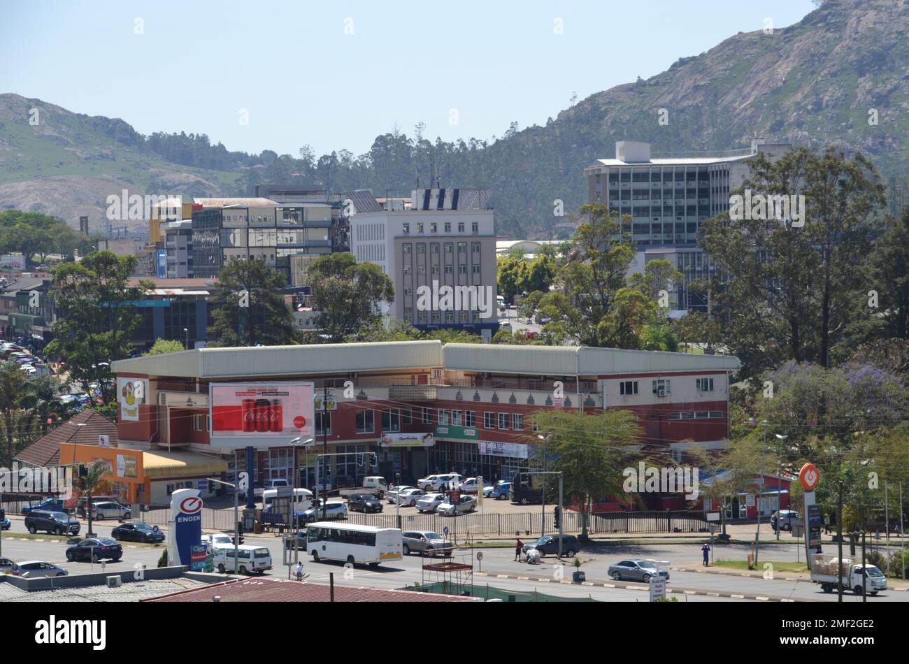 Blick auf das Bergreich von Eswatini, Hauptstadt Mbabane, mit Gebäuden, Geschäften und Transportmöglichkeiten im Stadtzentrum Stockfoto