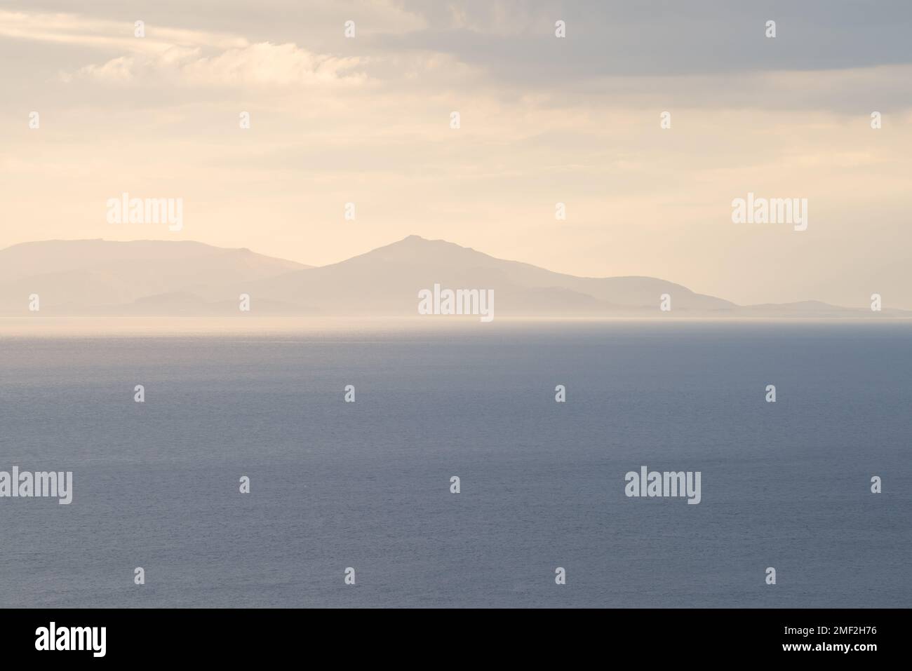 Isle of Harris & Lewis von der Isle of Skye aus gesehen, mit wunderschönem, traumhaften Licht über der Küstenlandschaft. Schottische Hebriden, Großbritannien. Stockfoto