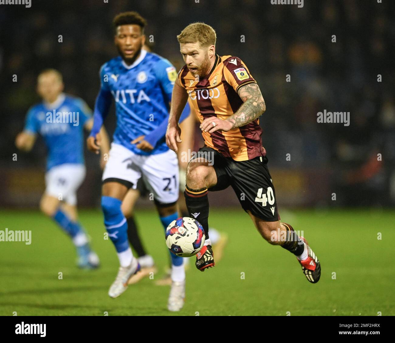 Adam Clayton #40 von Bradford City bringt den Ball unter Kontrolle während des Sky Bet League 2 Spiels Stockport County vs Bradford City im Edgeley Park Stadium, Stockport, Großbritannien, 24. Januar 2023 (Foto: Ben Roberts/News Images) Stockfoto