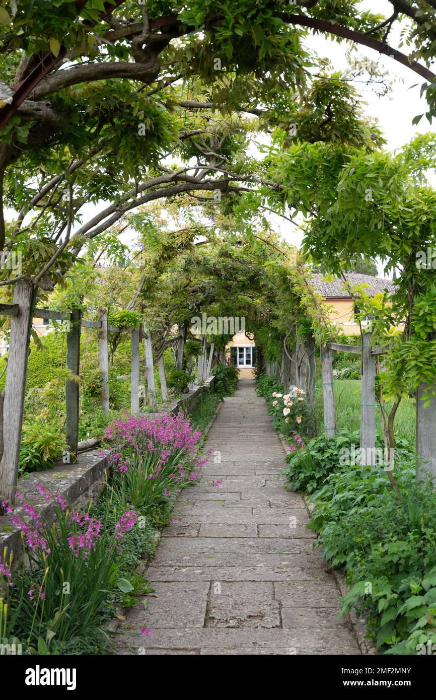 Der Garten von La Foce, einer der schönsten privaten Gärten Italiens, in der toskanischen Region Val d'Orcia, entworfen von Iris Origo und Cecil Pinsent. Stockfoto