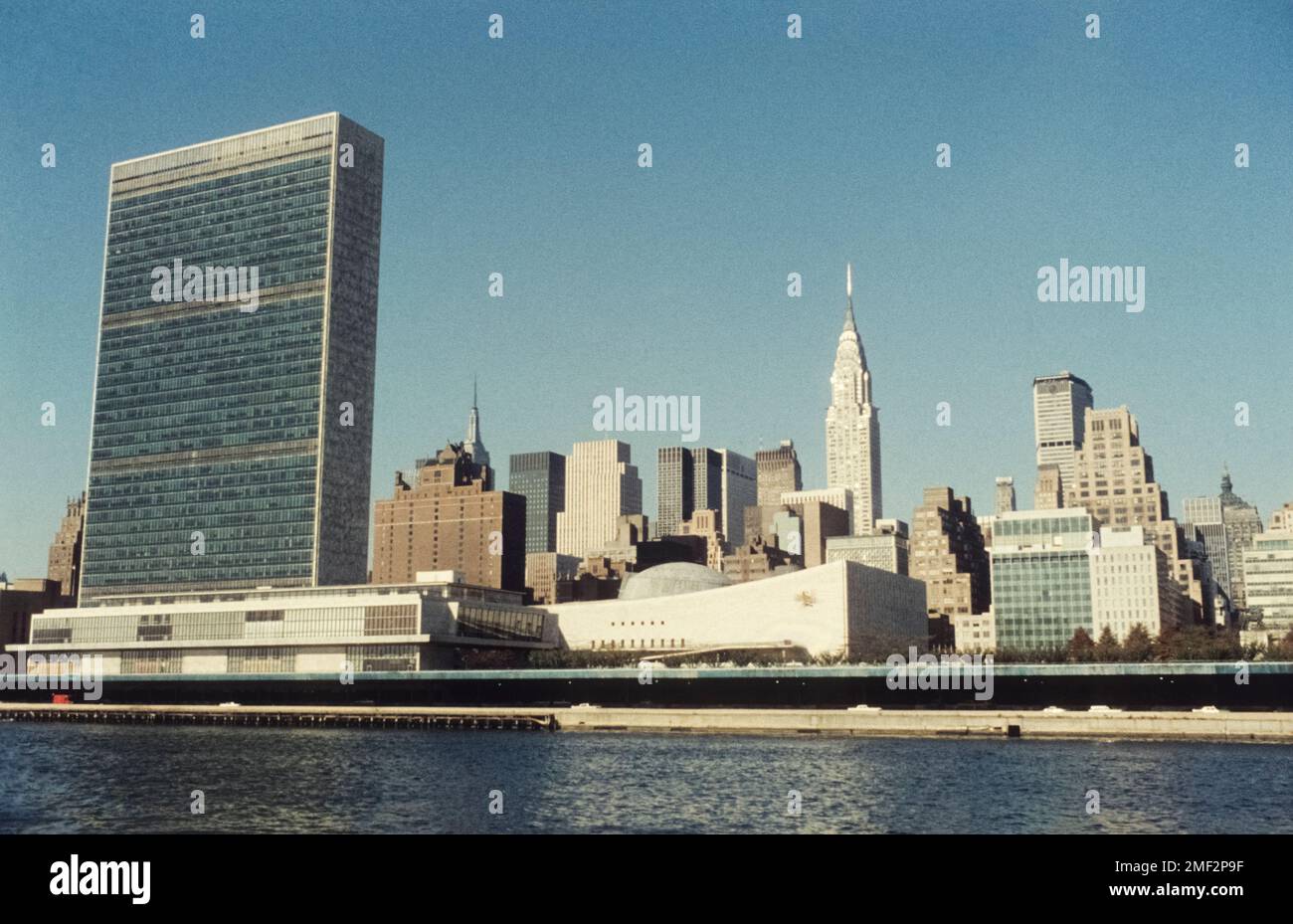 Hauptquartier der Vereinten Nationen und Chrysler Building auf der Ostseite von Manhattan, von einem Boot auf dem East River aus gesehen. New York City, USA, 1965 Stockfoto