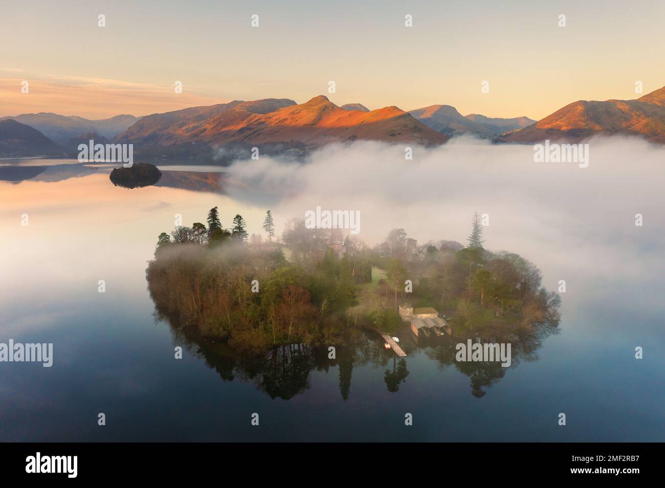 Lake District Berge bei Sonnenaufgang mit nebeligem Blick auf Derwentwater. Stockfoto