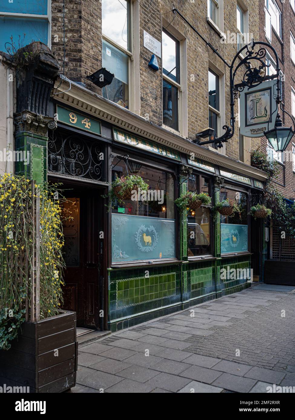 The Lamb Pub 94 Lamb's Conduit St London - The Lamb, erbaut in den 1720er Jahren, ist ein denkmalgeschützter Pub in 94 Lambs Conduit Street, Holborn London. Stockfoto