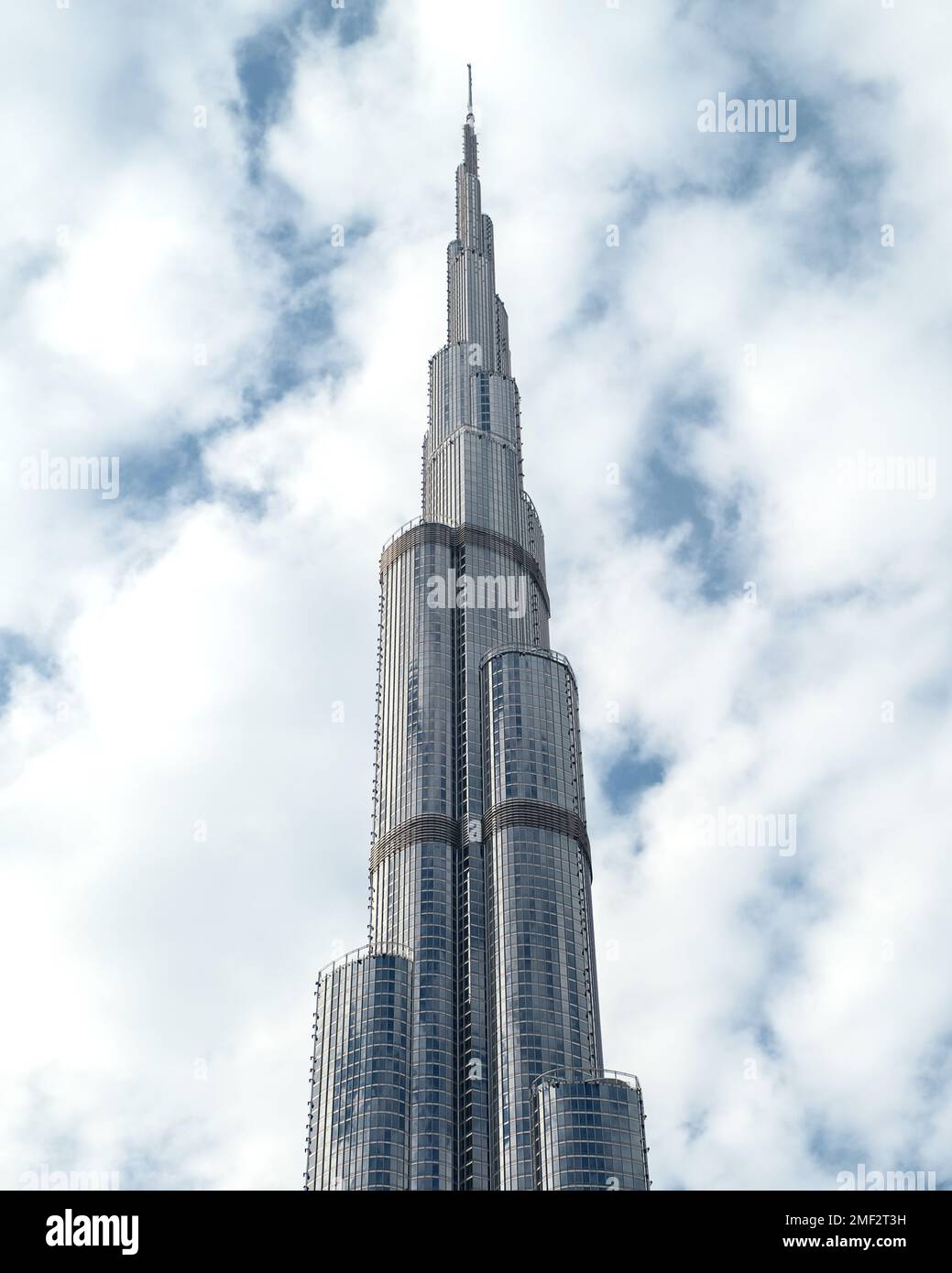 Burj Khalifa gegen den bewölkten Himmel Stockfoto