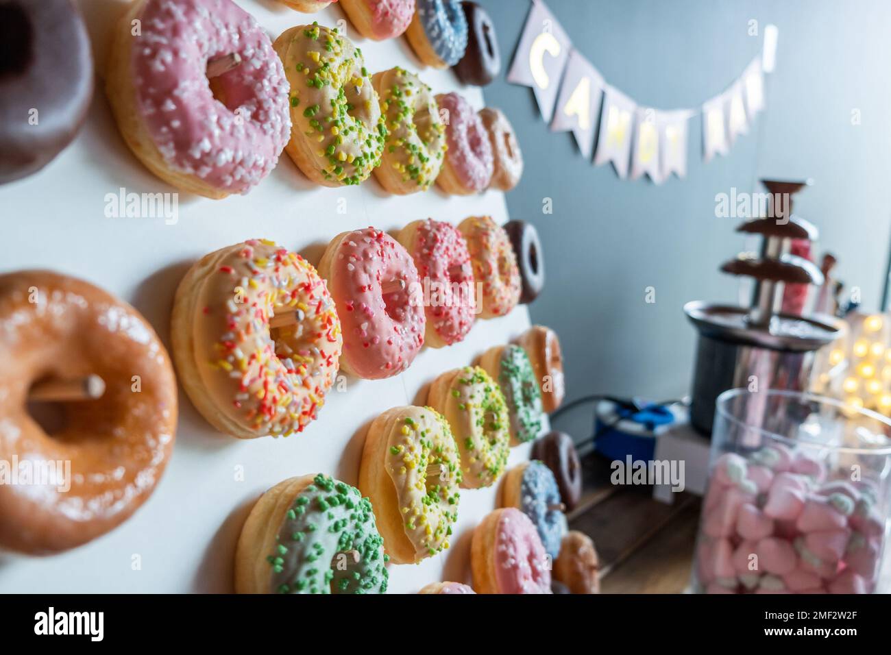 Schokoriegel mit Donuts. Tisch mit verschiedenen Süßigkeiten zur Party. Stockfoto