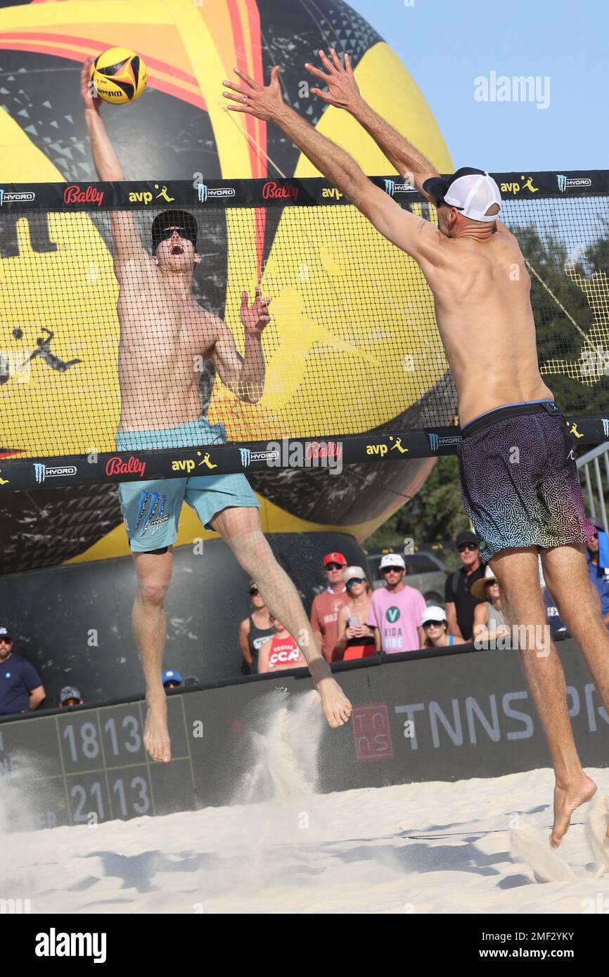 Tri Bourne (links) spitzt den Ball, als Phil Dalhausser (rechts) versucht, ihn während des Herrenfinals bei den AVP Central Florida Open im Hickory zu blockieren Stockfoto