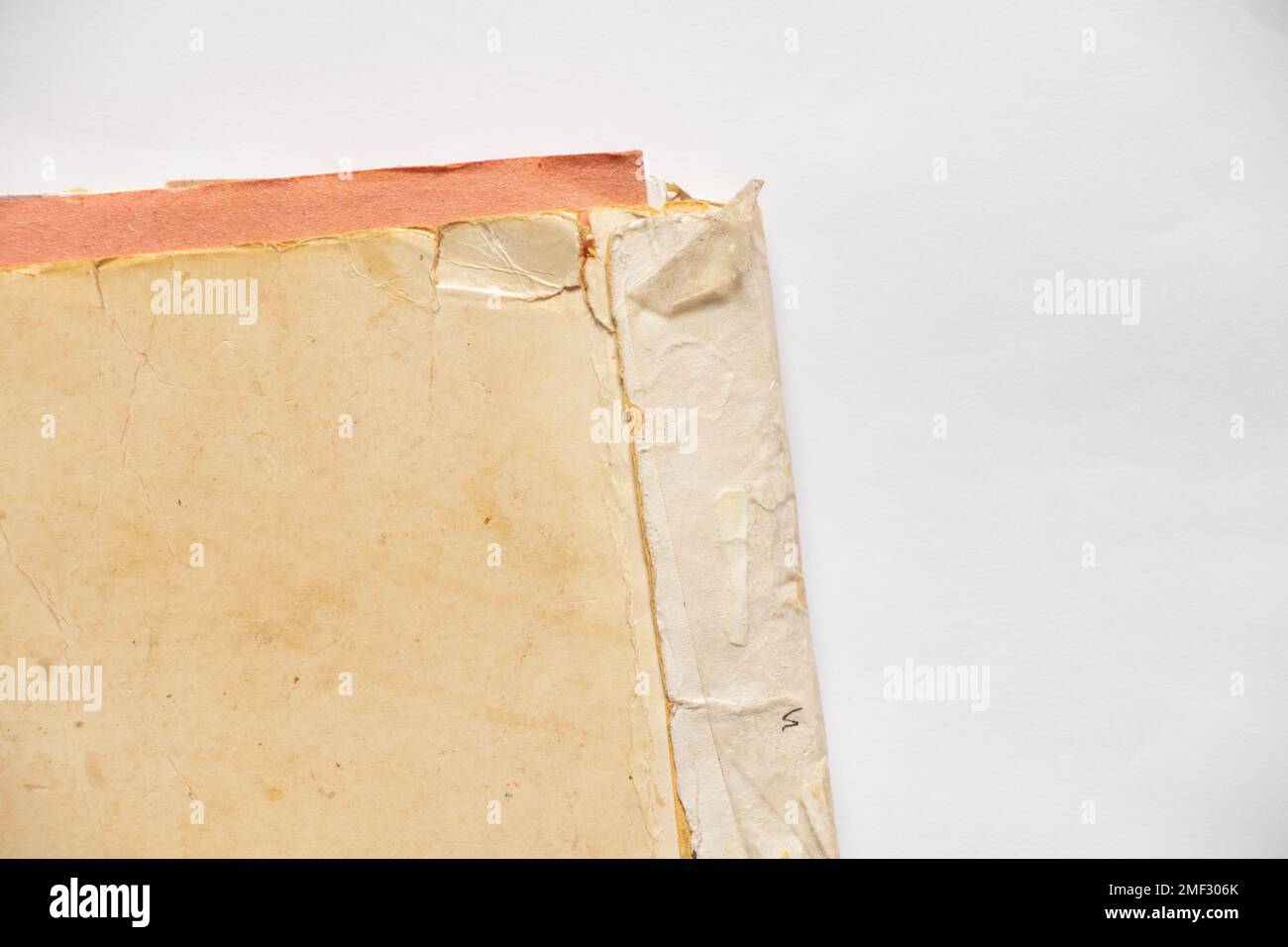 Gelbes altes offenes Buch als Hintergrund, leerer Buchplatz für Text Stockfoto