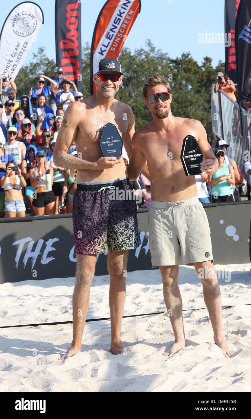 Phil Dalhausser (links) und Taylor Crabb (rechts) zeigen ihre Meisterschaftspreise, nachdem sie das Herrenfinale bei den AVP Central Florida Open in Th gewonnen haben Stockfoto