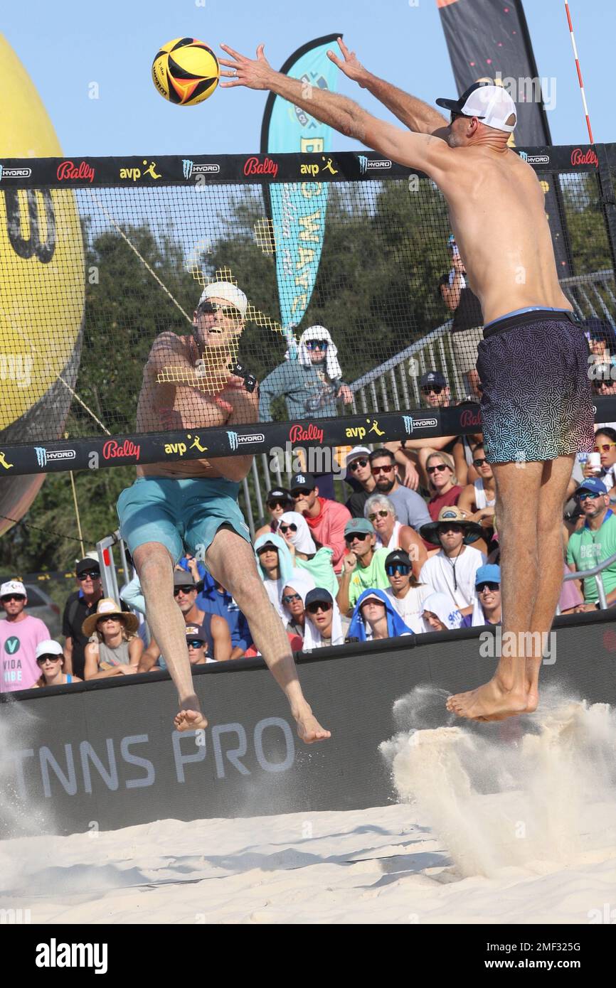 John Hyden (links) spitzt den Ball, als Phil Dalhausser (rechts) versucht, ihn während des Herrenfinals bei den AVP Central Florida Open im Hickory zu blockieren Stockfoto