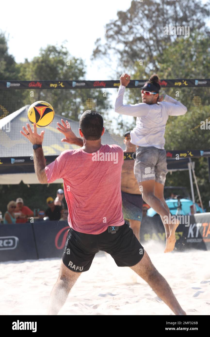 Roberto Rodriguez (links) versucht, einen Phil Dalhausser Spike zu graben, während Dave Palm (rechts) auf die AVP Central Florida Open am Hickory Point Be blickt Stockfoto