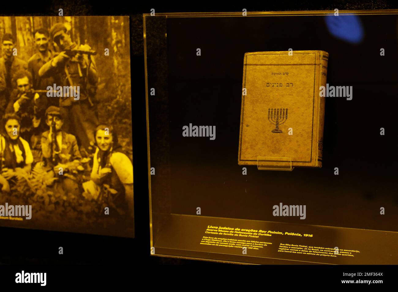 Gedenkstätte für die Opfer des Holocaust im Yitzhak Rabin Park, Galerieausstellung des jüdischen Gebetsbuchs Rav Pninim aus dem Jahr 1916 Stockfoto