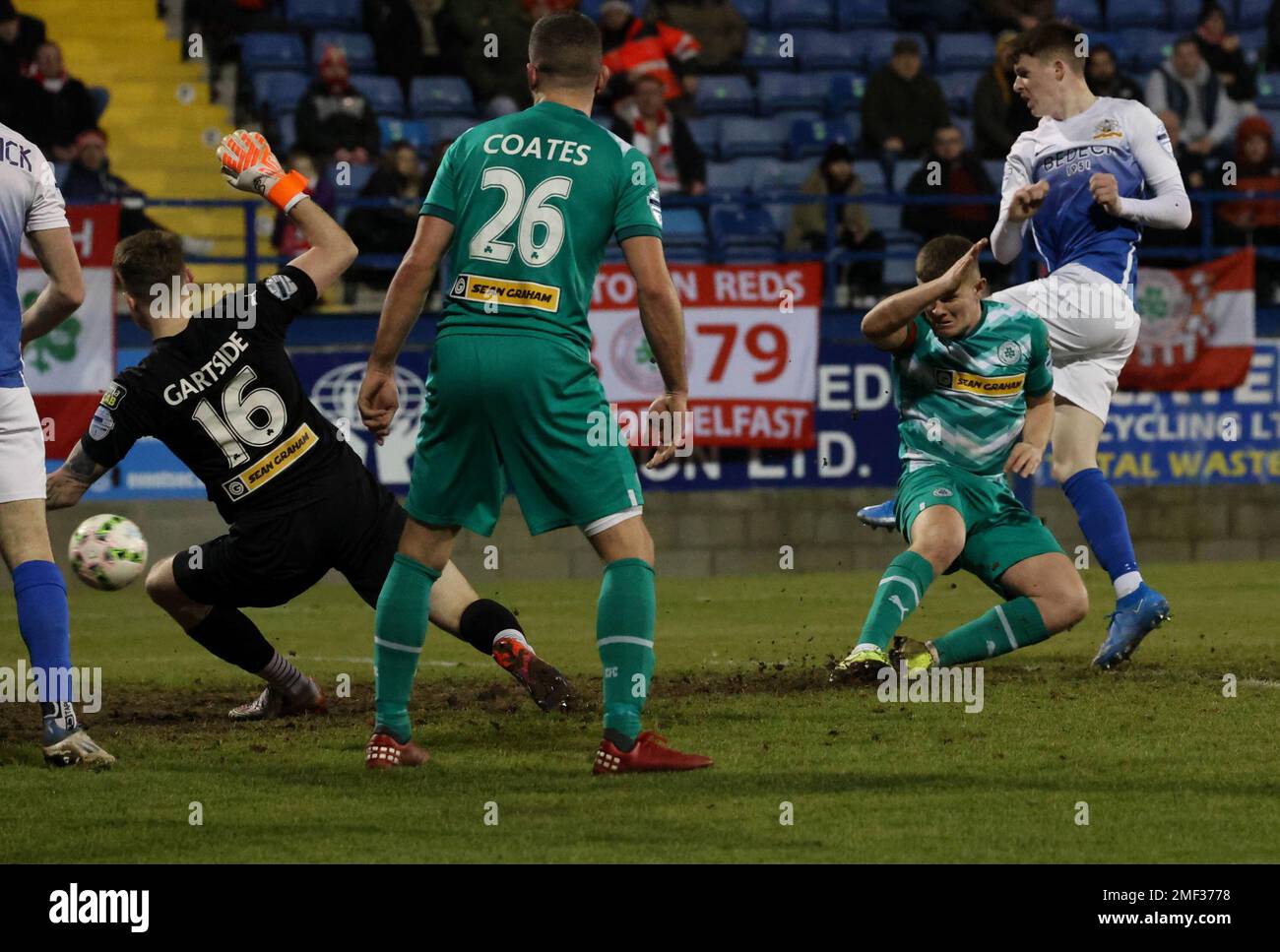 Mourneview Park, Lurgan, County Armagh, Nordirland, Vereinigtes Königreich. 24. Januar 2023 Danske Bank Premiership – Glenavon gegen Cliftonville Action vom heutigen Spiel im Mourneview Park (Glenavon in Blau). Aaron Prendergast feuert weit nach Glenavon. Kredit: CAZIMB/Alamy Live News. Stockfoto