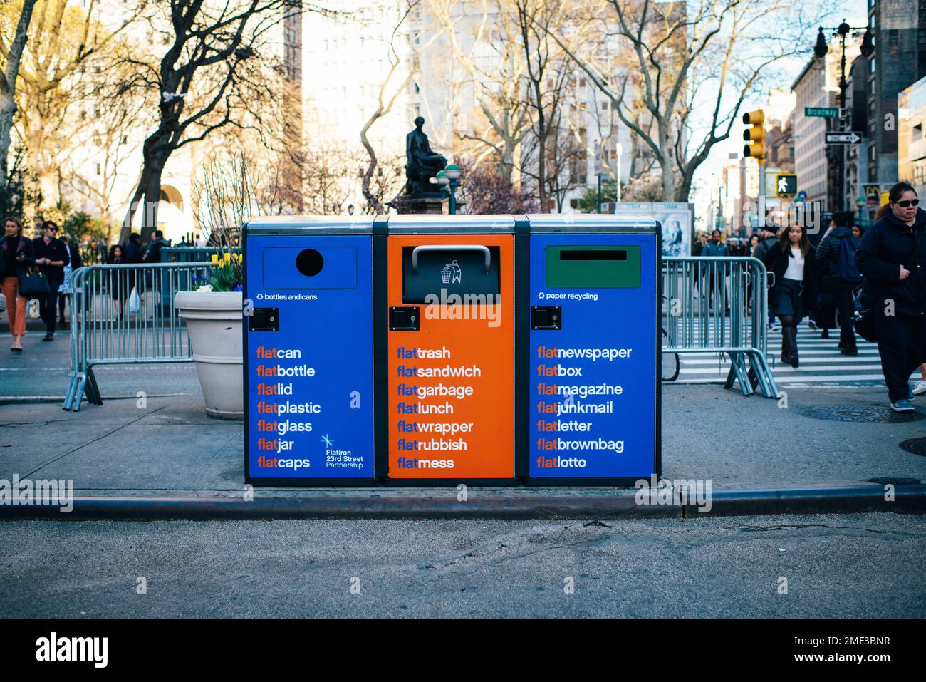 Drei Abfalleimer in der New York City Street Stockfoto