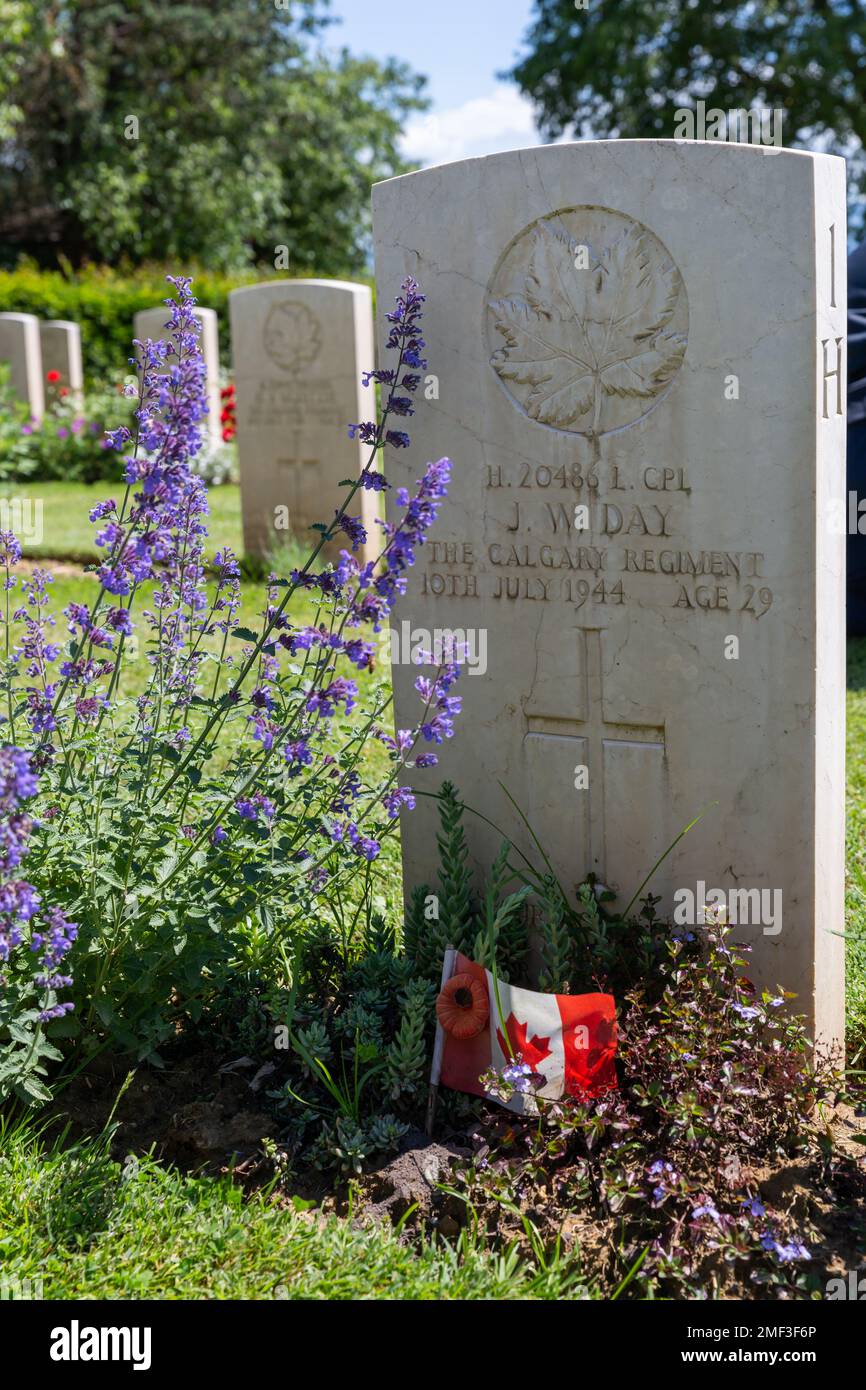 Grabstein für den kanadischen Soldaten (Calgary Regiment), der auf dem Foiano della Chiana Commonwealth war Cemetery, Toskana, Italien, ruht. Stockfoto