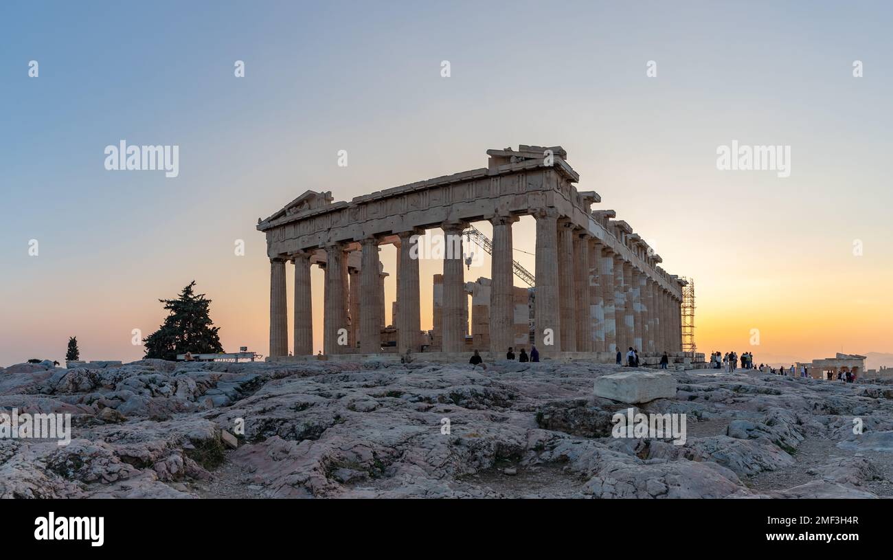 Ein Bild vom Parthenon, dem berühmtesten Tempel der Akropolis von Athen, bei Sonnenuntergang. Stockfoto