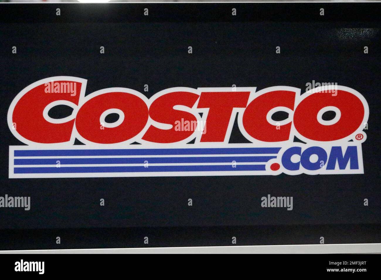 A Costco sign is seen on the wall of a new store in Ridgeland, Miss., Thursday, March 12, 2020. Costco will increase its starting wage to $16 an hour, surpassing most of its main competitors at a time when efforts to raise the minimum wage are gaining traction in the U.S. Costco CEO Craig Jelinek announced the increase Thursday, Feb. 25, 2021, at a Senate Budget Committee hearing, led by Sen. Bernie Sanders, to examine wages at major companies. (AP Photo/Rogelio V. Solis) Stockfoto
